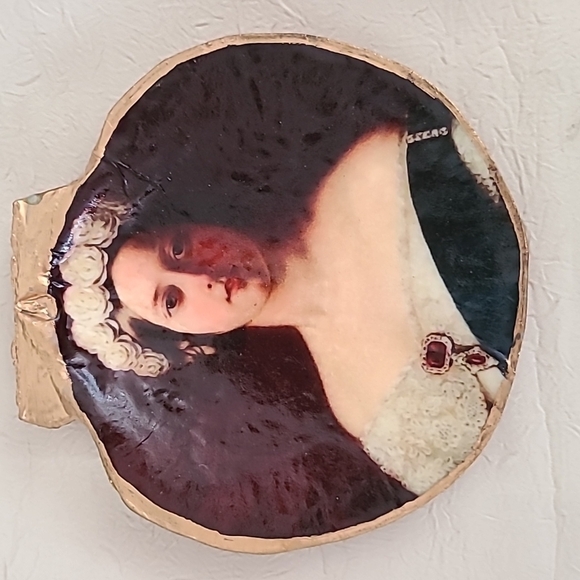 Queen Victoria TRINKET  SHELL (Handcradted) - Picture 2 of 6